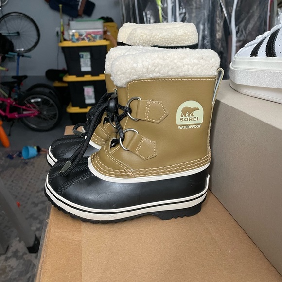 EUC Size 10 Kids Sorel Snow Boots - Picture 1 of 3